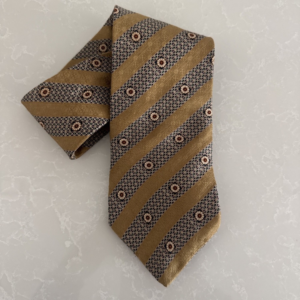 Nautica 100% Silk Men's Tie - Gold Stripped Pattern‎